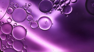 Soyut Renkli Gıda Yağı Kabarcıkları ve Küreler Su Yüzeyi Makro Fotoğrafçılığına Akıyor