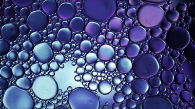 Soyut Renkli Gıda Yağı Kabarcıkları ve Küreler Su Yüzeyi Makro Fotoğrafçılığına Akıyor