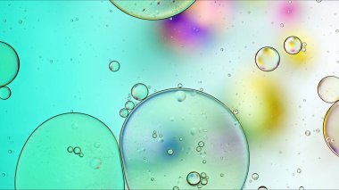 Soyut Renkli Gıda Yağı Kabarcıkları ve Küreler Su Yüzeyi Makro Fotoğrafçılığına Akıyor