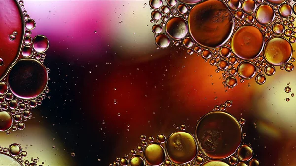 アブストラクトカラフルな食品油滴泡と球が水面に流れるマクロ写真 — ストック写真