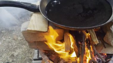 Ahşap Ateş ve Isıtılmış Tava