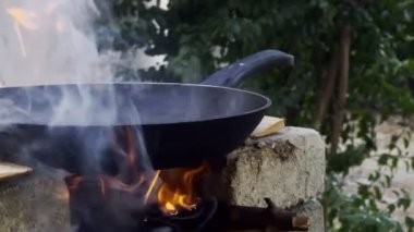 Ahşap Ateş ve Isıtılmış Tava