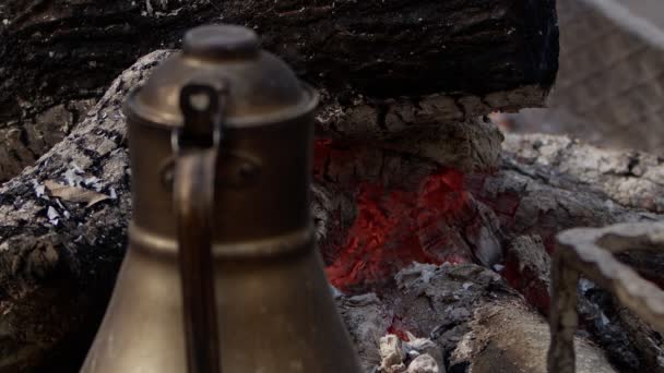 Древесный Пожарный Медный Кувшин Кипящая Вода Лагере — стоковое видео