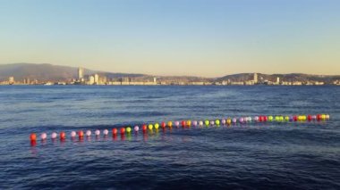 Deniz suyunda renkli balonlar