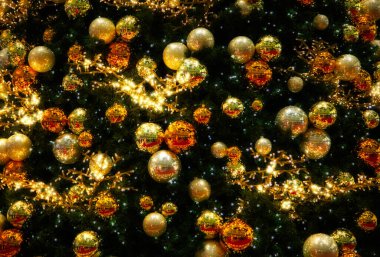 Geleneksel Yeni Yıl Kutlaması ve Noel Renkli Dekorasyonu 