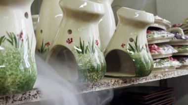 Seramik atölyesinde Çamurla Yapılan Seramik ve Boya