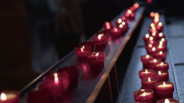 Kilisedeki Dua ve Dilekler İçin Kutsal Kırmızı Mumlar