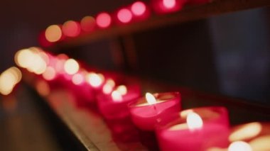 Kilisedeki Dua ve Dilekler İçin Kutsal Kırmızı Mumlar