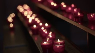 Kilisedeki Dua ve Dilekler İçin Kutsal Kırmızı Mumlar