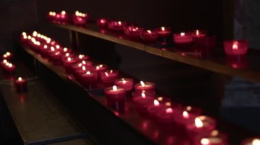 Kilisedeki Dua ve Dilekler İçin Kutsal Kırmızı Mumlar