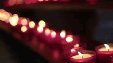 Kilisedeki Dua ve Dilekler İçin Kutsal Kırmızı Mumlar