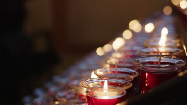 Santa Velas Vermelhas Para Orações Desejos Igreja — Vídeo de Stock