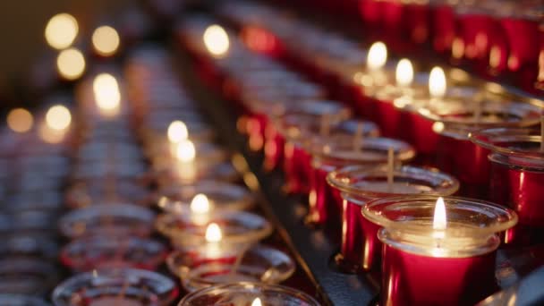 Bougies Rouges Saintes Pour Les Prières Les Vœux Dans Église — Video