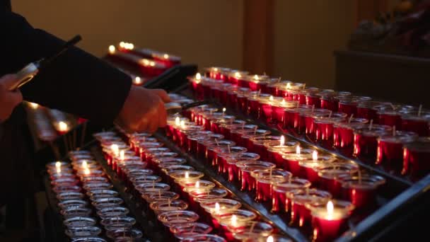Bougies Rouges Saintes Pour Les Prières Les Vœux Dans Église — Video