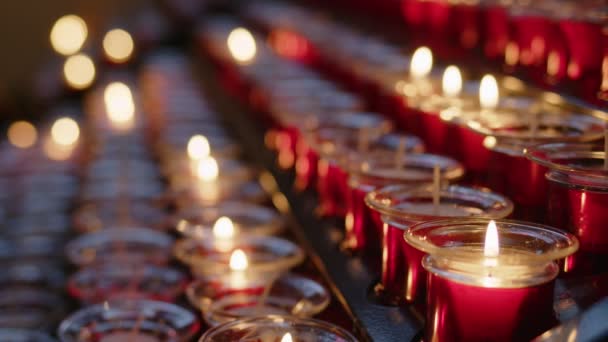 Ιερά Κόκκινα Κεριά Για Προσευχές Και Ευχές Στην Εκκλησία — Αρχείο Βίντεο