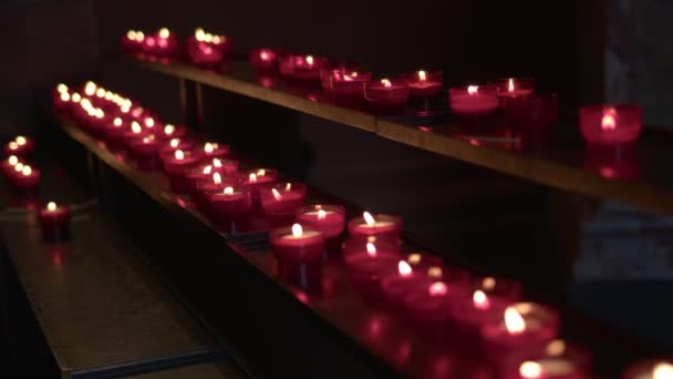Szent Vörös Gyertyák Imák Kívánságok Templomban — Stock videók