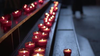 Kilisedeki Dua ve Dilekler İçin Kutsal Kırmızı Mumlar