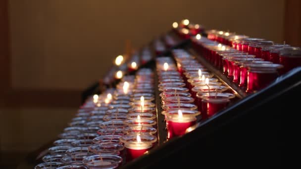Santa Velas Vermelhas Para Orações Desejos Igreja — Vídeo de Stock