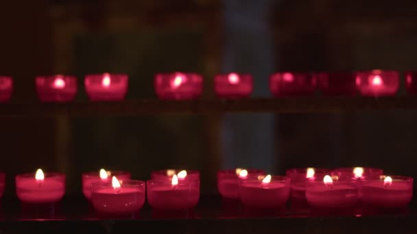 教堂里祈祷和祝福的圣红烛台 — 图库视频影像