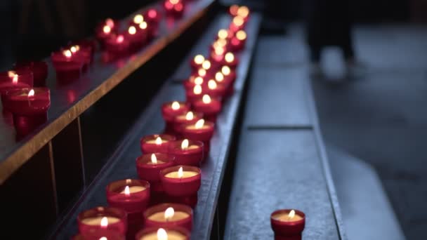 Ιερά Κόκκινα Κεριά Για Προσευχές Και Ευχές Στην Εκκλησία — Αρχείο Βίντεο
