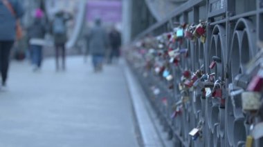 Frankfurt Almanya 'sında Eiserner Steg' de Aşk Kilitlendi