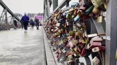 Frankfurt Almanya 'sında Eiserner Steg' de Aşk Kilitlendi