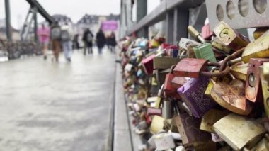 Frankfurt Almanya 'sında Eiserner Steg' de Aşk Kilitlendi