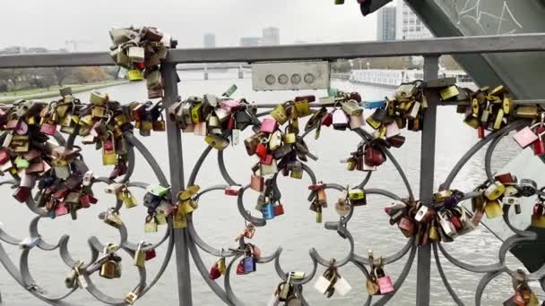 Love Locks Iron Footbridge Eiserner Steg Frankfurt Tyskland — Stockvideo