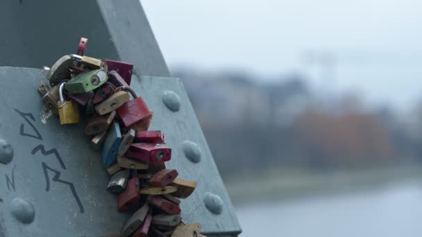 Love Locks Iron Footbridge Eiserner Steg Frankfurt Tyskland — Stockvideo