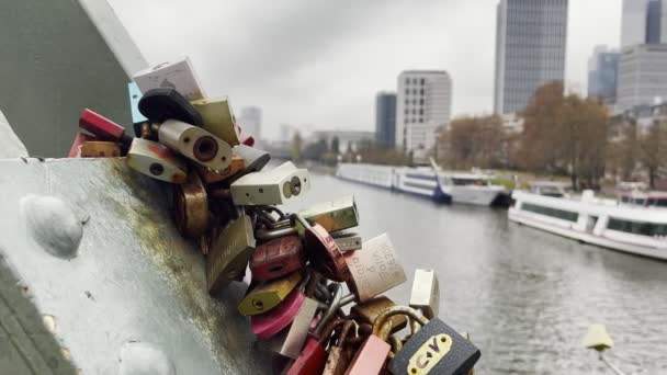 Frankfurt Almanya Sında Eiserner Steg Aşk Kilitlendi — Stok video