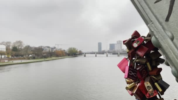 Frankfurt Almanya Sında Eiserner Steg Aşk Kilitlendi — Stok video