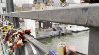 Frankfurt Almanya 'sında Eiserner Steg' de Aşk Kilitlendi