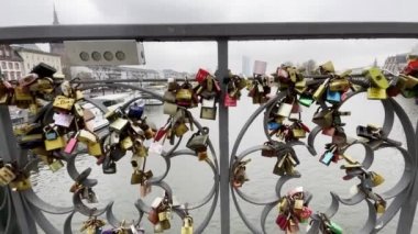 Frankfurt Almanya 'sında Eiserner Steg' de Aşk Kilitlendi
