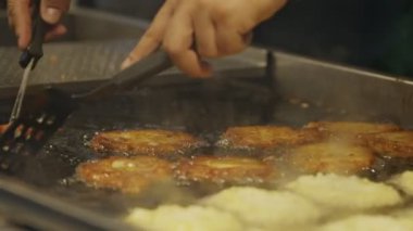 Patates püresi ve yağda peynir pişirme. 