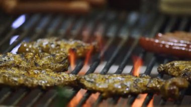  Yanan ahşap ateşte domuz eti.