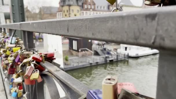 Love Locks Iron Footbridge Eiserner Steg Frankfurt Duitsland — Stockvideo