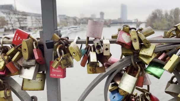 Love Locks Iron Footbridge Eiserner Steg Frankfurt Duitsland — Stockvideo