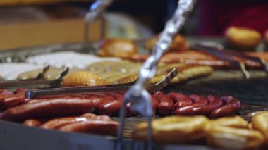 Yanan Ahşap Ateş Barbeküsünde Sosisler