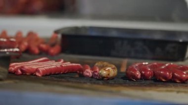 Yanan Ahşap Ateş Barbeküsünde Sosisler