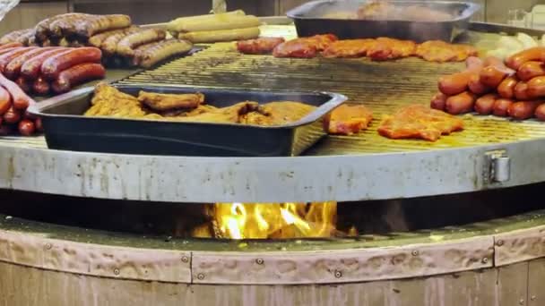 Saucisses Sur Barbecue Feu Bois Brûlant — Video