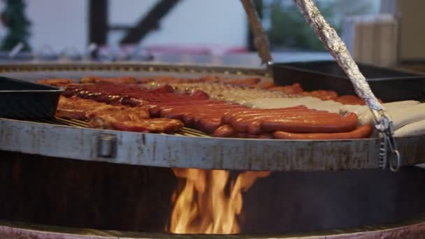 烧木柴烤肉的香肠 — 图库视频影像