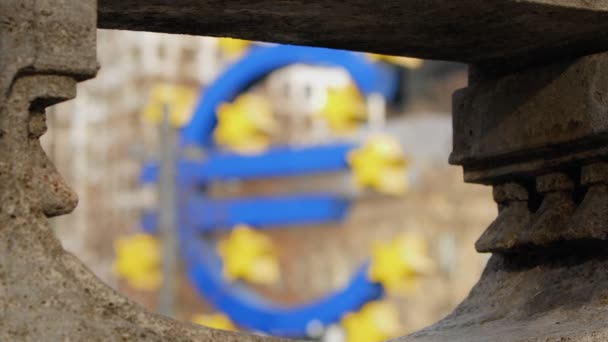德国法兰克福的欧元标志雕塑 — 图库视频影像