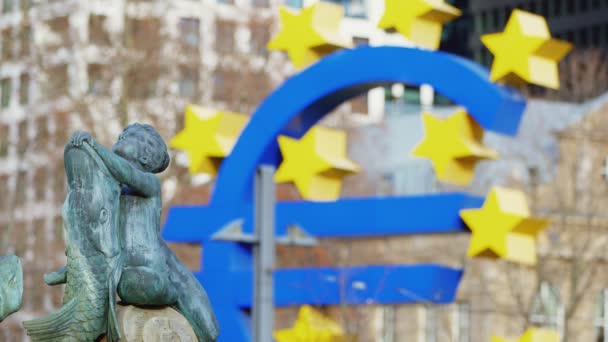 Euro Sign Sculpture Frankfurt Germany — Stockvideo