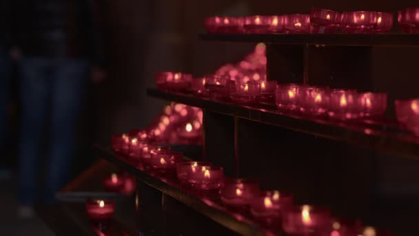 カトリック教会における赤の願いと祈りのキャンドル — ストック動画