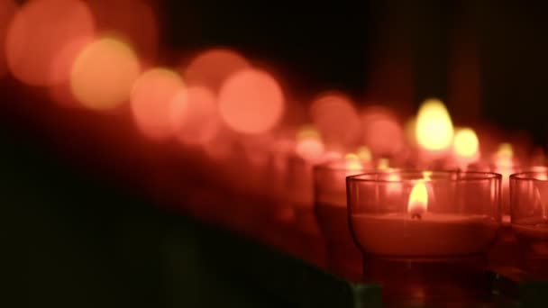 天主教中的红愿和祈祷烛光 — 图库视频影像