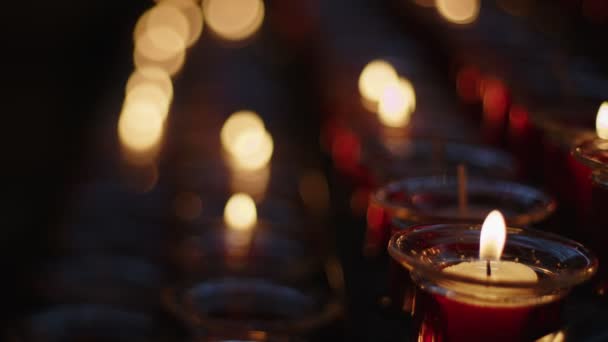 カトリック教会における赤の願いと祈りのキャンドル — ストック動画