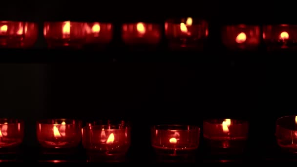 Κόκκινη Ευχή Και Προσευχή Κεριά Μια Καθολική Εκκλησία — Αρχείο Βίντεο
