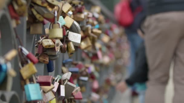Love Lock Bridge Frankfurt Germany — Stockvideo