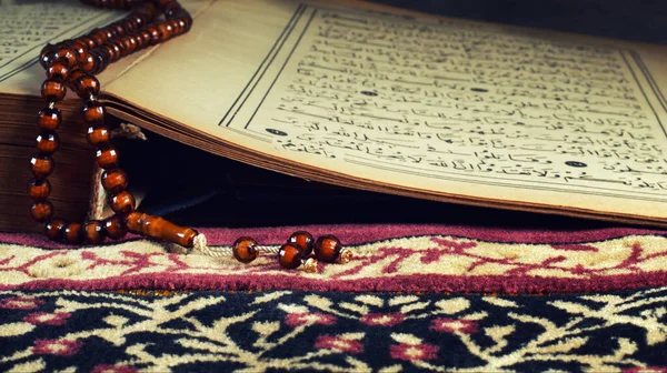 Κοράνι Ιερό Βιβλίο Της Θρησκείας Μουσουλμάνων Και Προσεύχονται Καταμέτρηση Χάντρα — Φωτογραφία Αρχείου