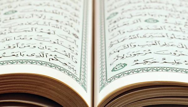 Κοράνι Ιερό Βιβλίο Της Θρησκείας Μουσουλμάνων Φωτογραφία — Φωτογραφία Αρχείου